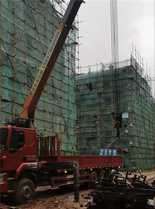 凌云县“慢工细活”—— 吊车的 “微动控制” 技术
